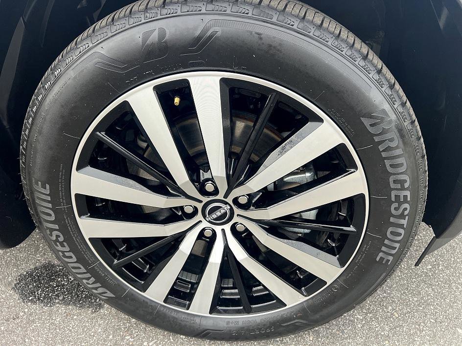 Certified 2024 Nissan Pathfinder Platinum w/ Black Appearance Package image 12