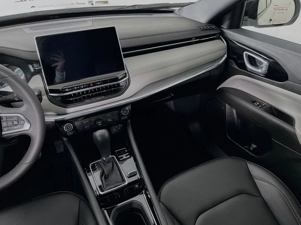 Used 2024 Jeep Compass Limited image 23