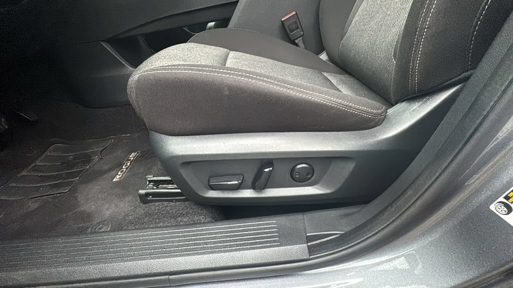 Used 2025 Nissan Rogue SV AWD/4WD image 8