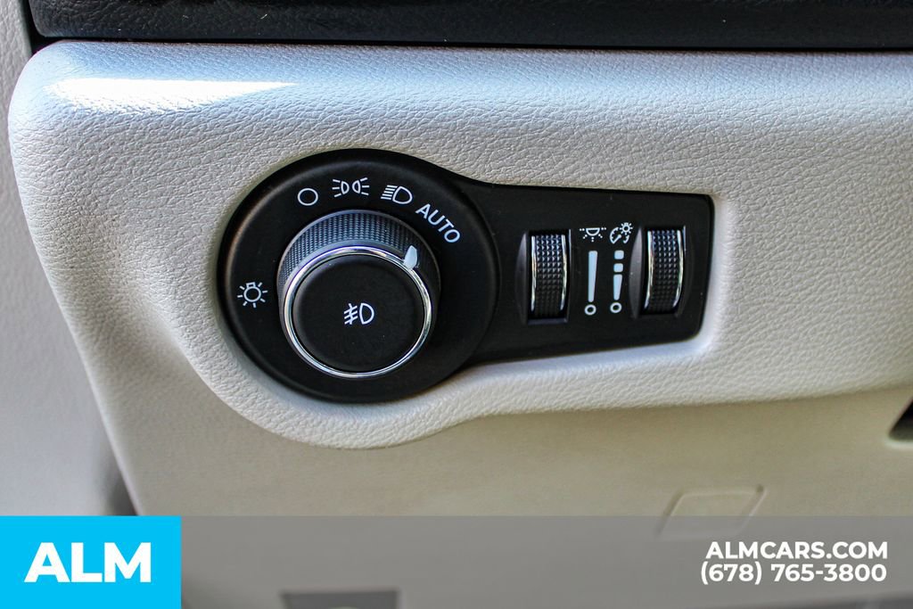 Used 2023 Chrysler Pacifica Touring-L image 34