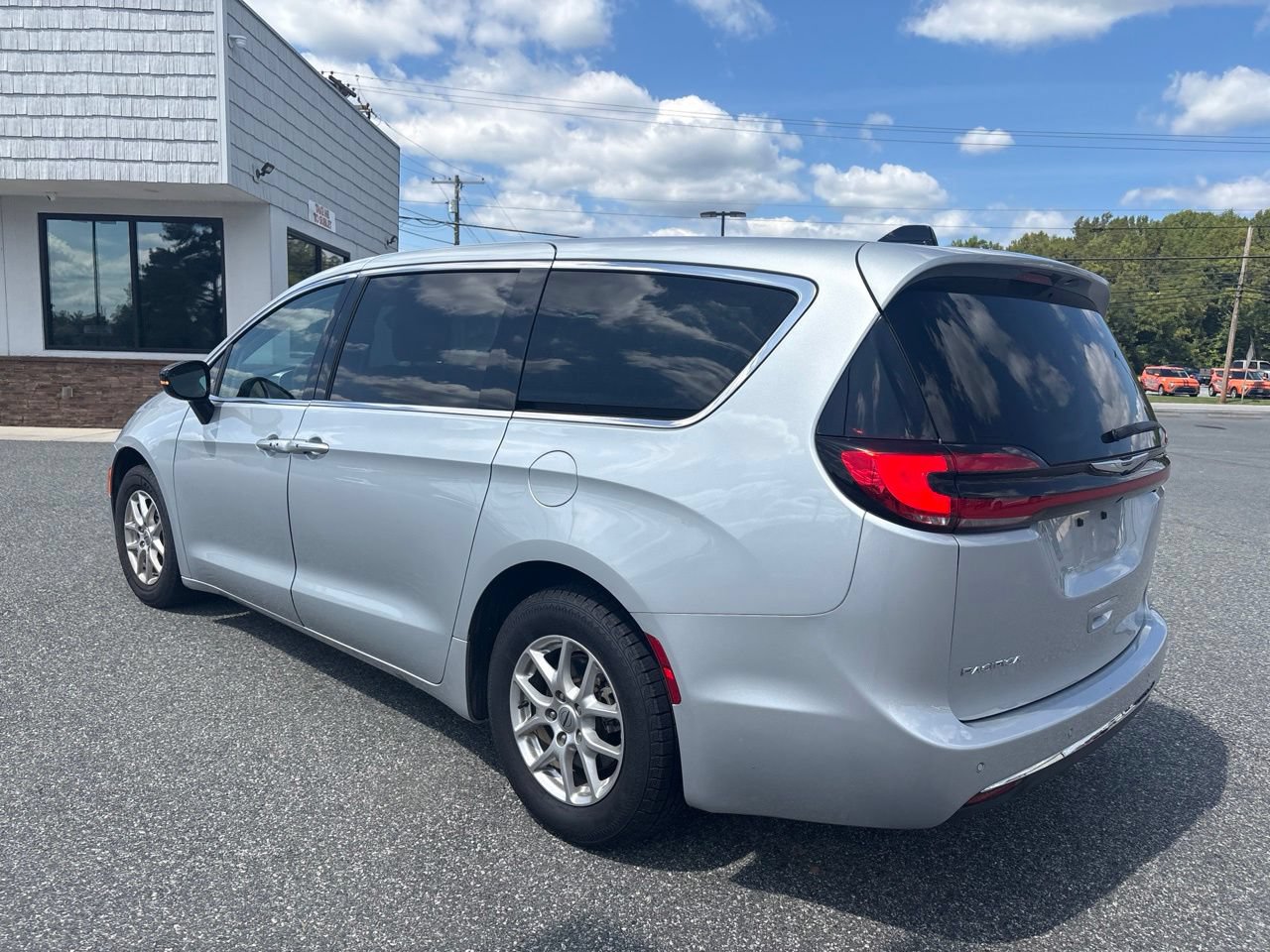 Used 2024 Chrysler Pacifica Touring-L FWD image 5