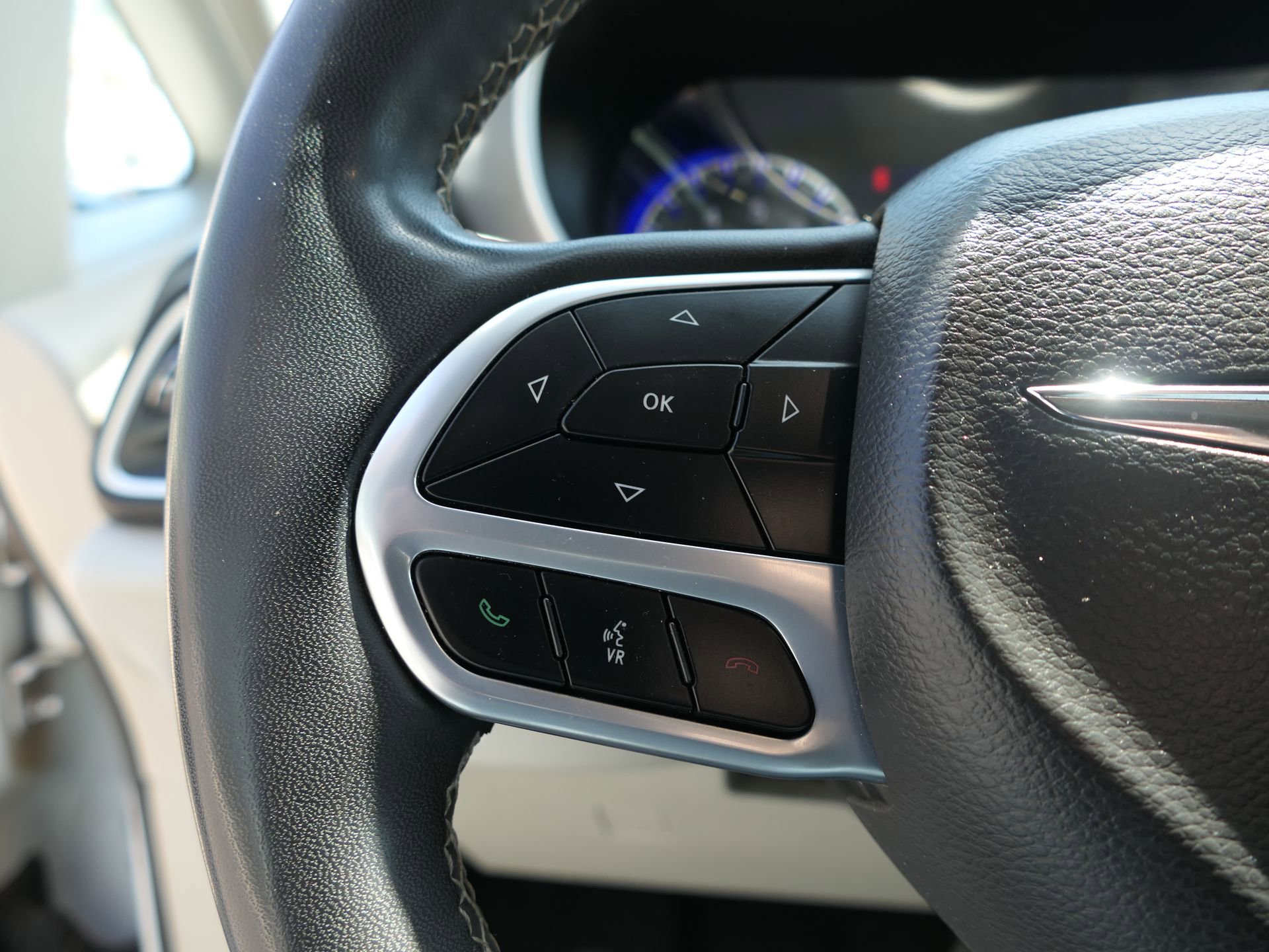 Used 2022 Chrysler Pacifica Touring-L image 15