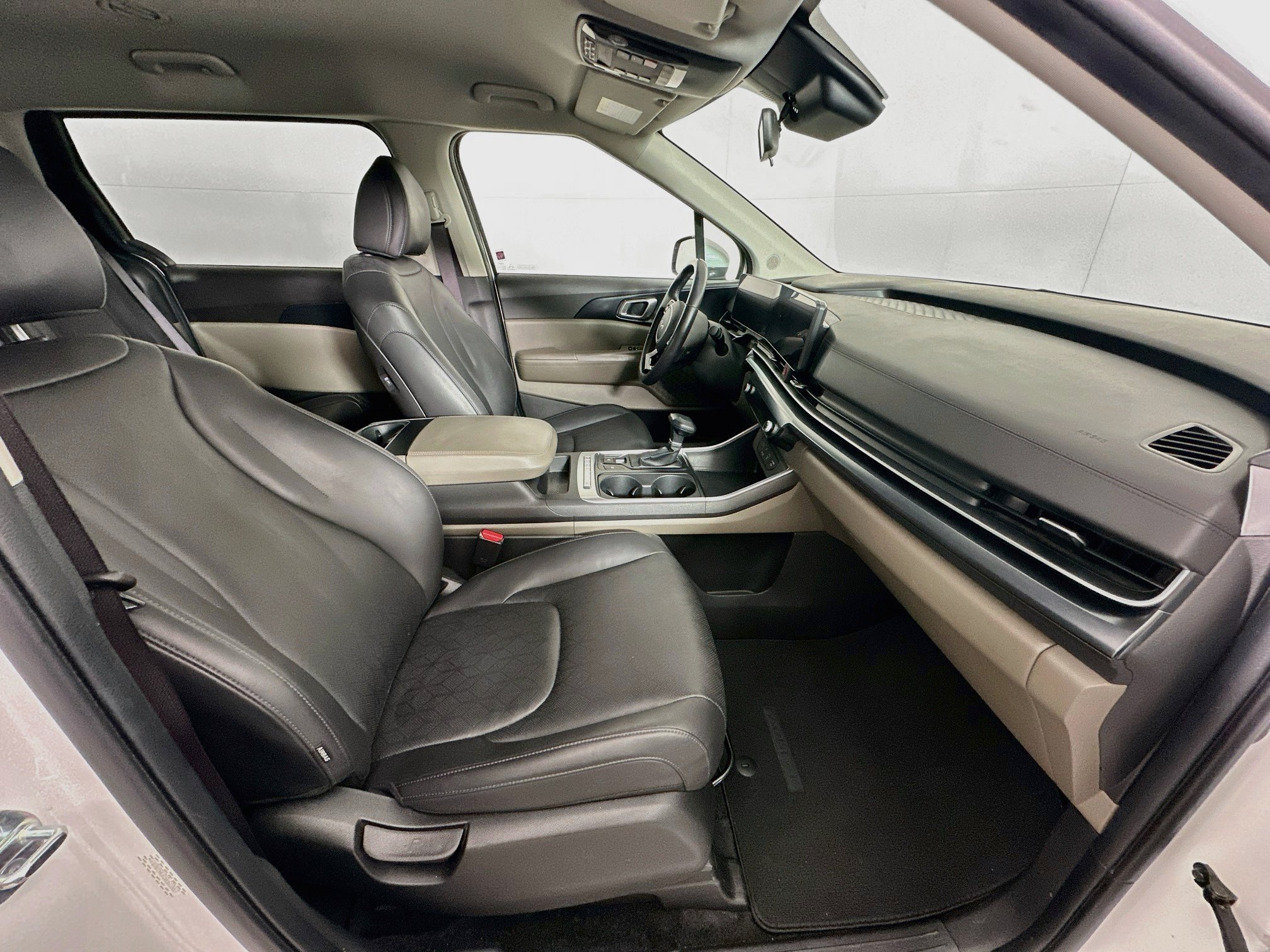 Used 2025 Kia Carnival FWD image 30