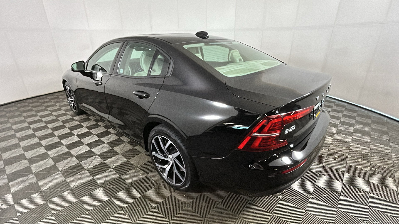 Used 2019 Volvo S60 T5 Momentum w/ Multimedia Package FWD image 4