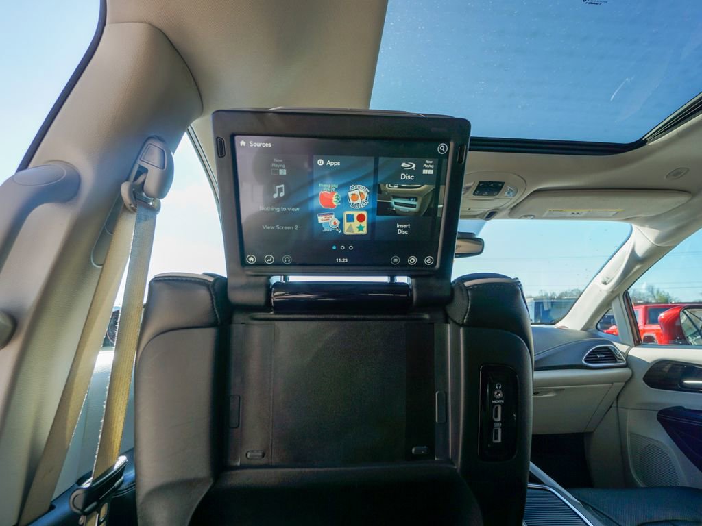 Used 2021 Chrysler Pacifica Limited w/ Uconnect Theater Family Group image 18