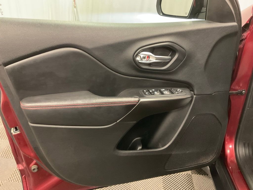 Used 2019 Jeep Cherokee Trailhawk w/ Cold Weather Group image 18