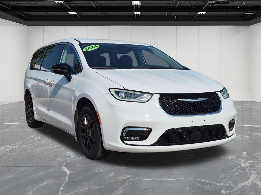 Used 2024 Chrysler Pacifica Touring-L FWD image 7