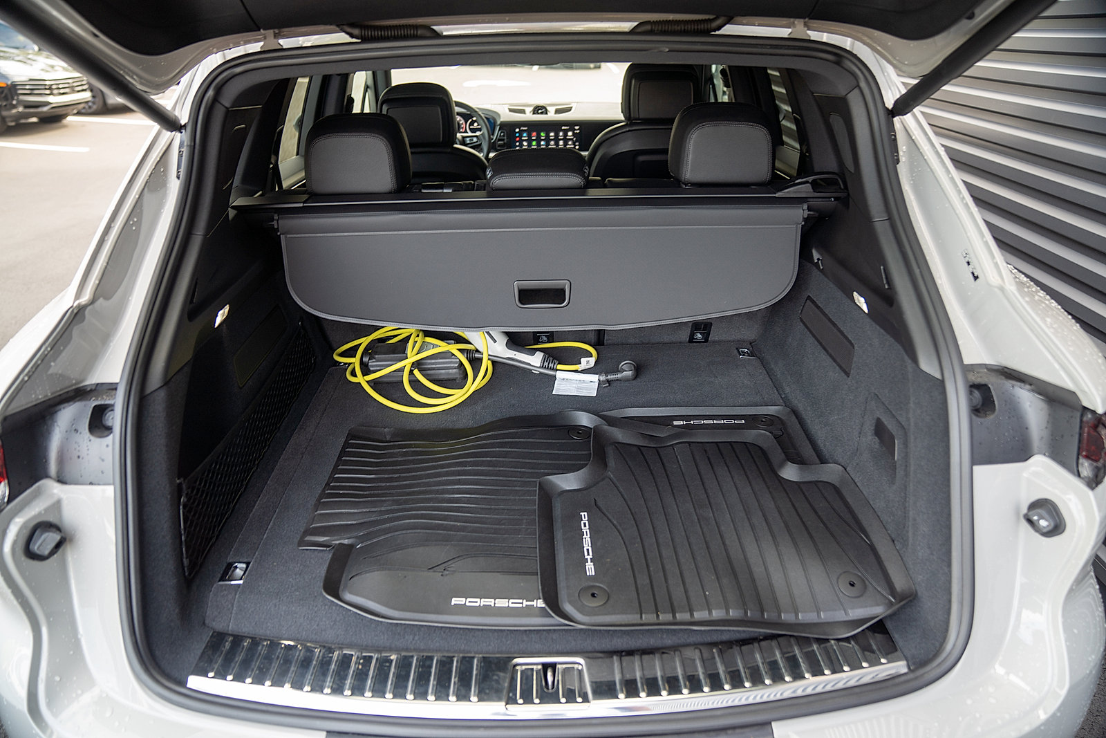 Certified 2025 Porsche Cayenne E-Hybrid w/ Premium Package Plus AWD/4WD image 22