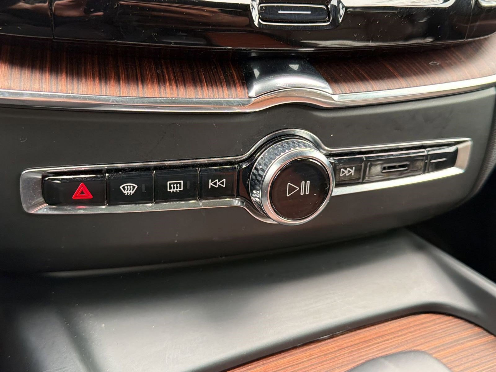 Used 2023 Volvo XC60 B5 Plus w/ Protection Package Premier image 17