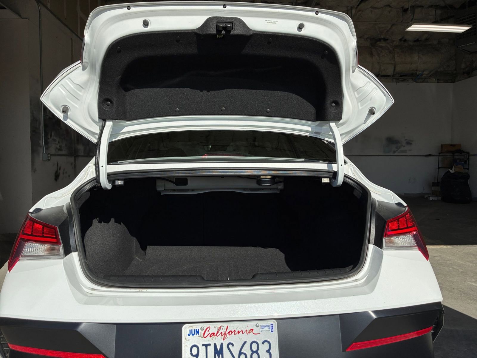 Used 2025 Hyundai Elantra Limited image 33