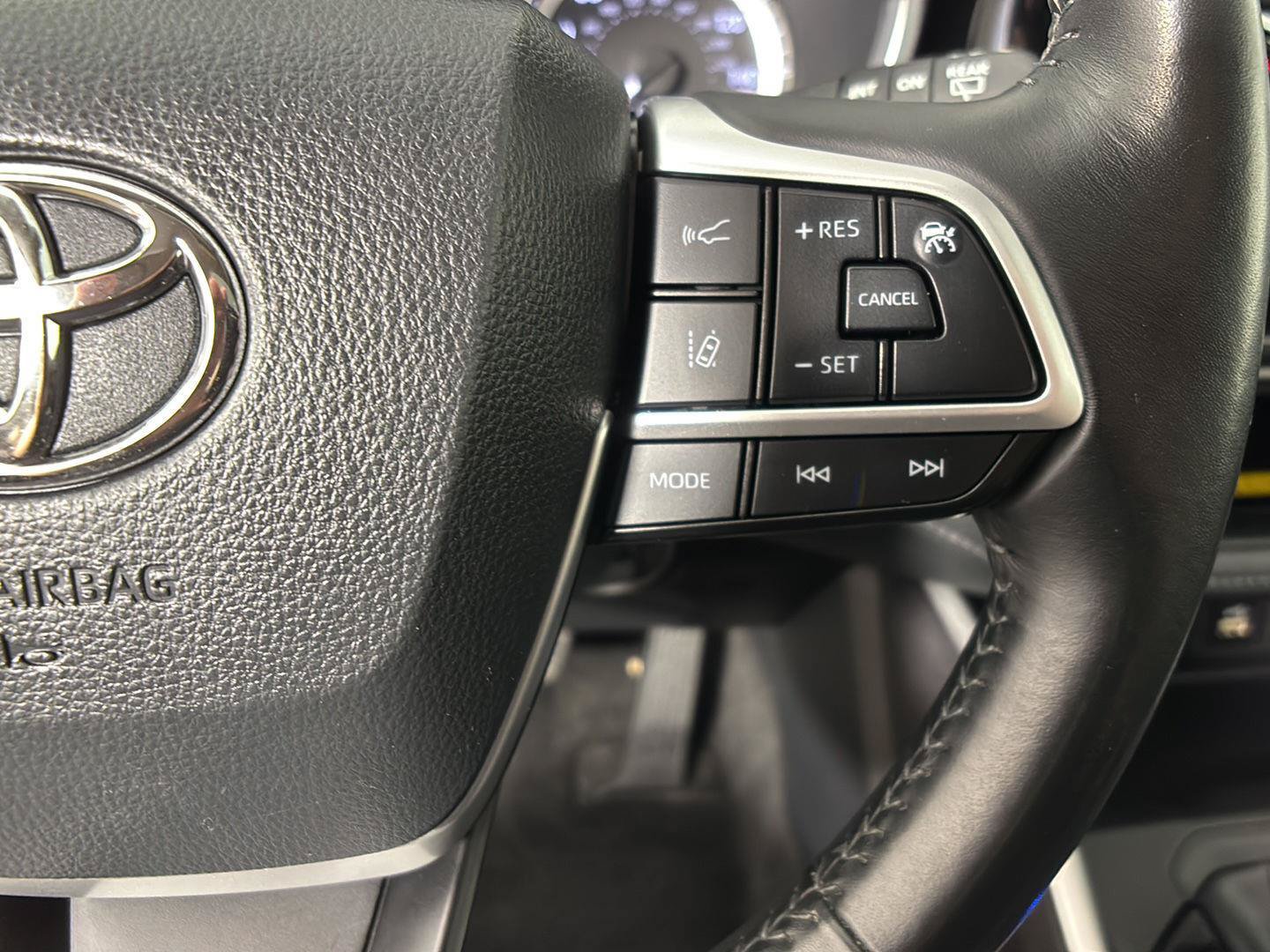 Used 2024 Toyota Highlander XLE AWD/4WD image 32