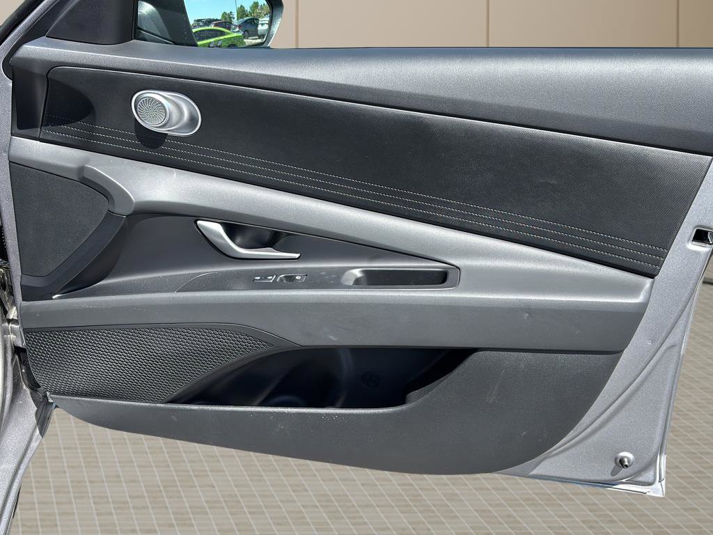 Used 2025 Hyundai Elantra SE FWD image 37