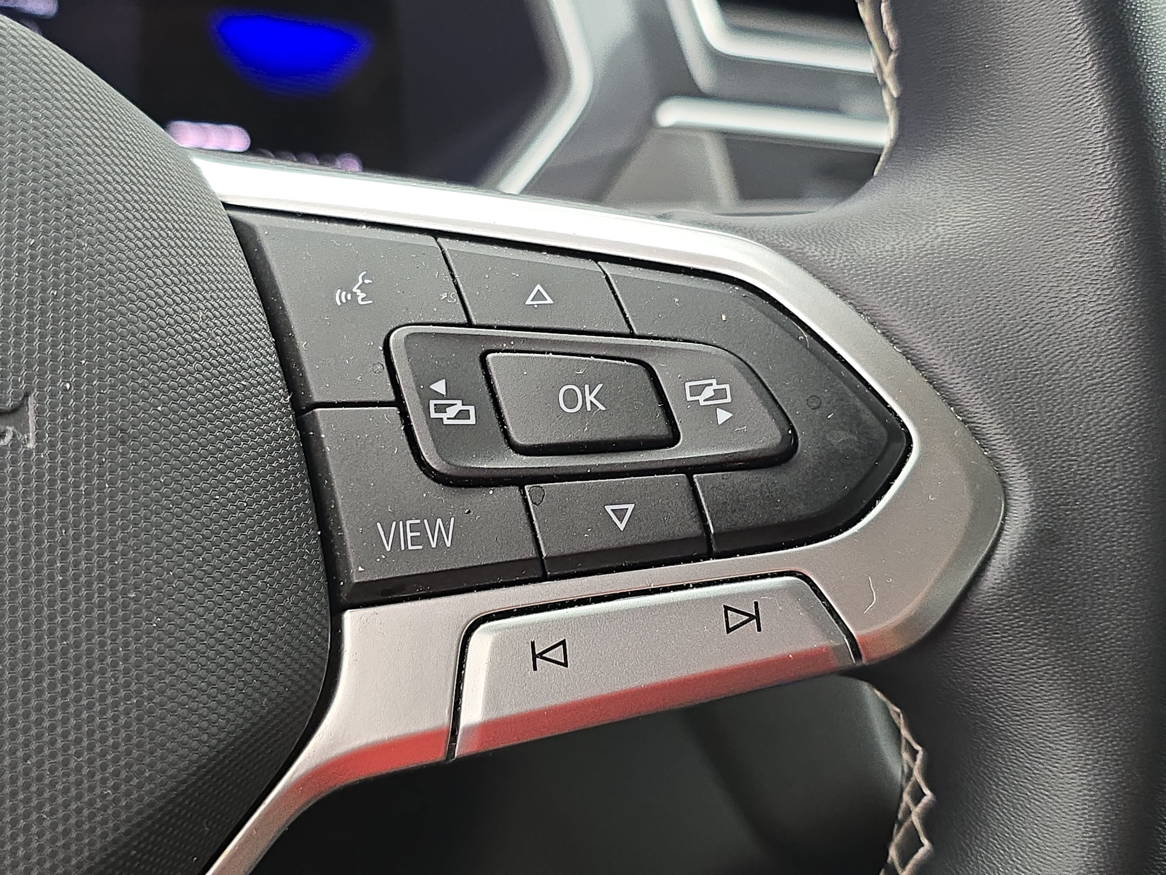 Used 2024 Volkswagen Tiguan SE AWD/4WD image 17