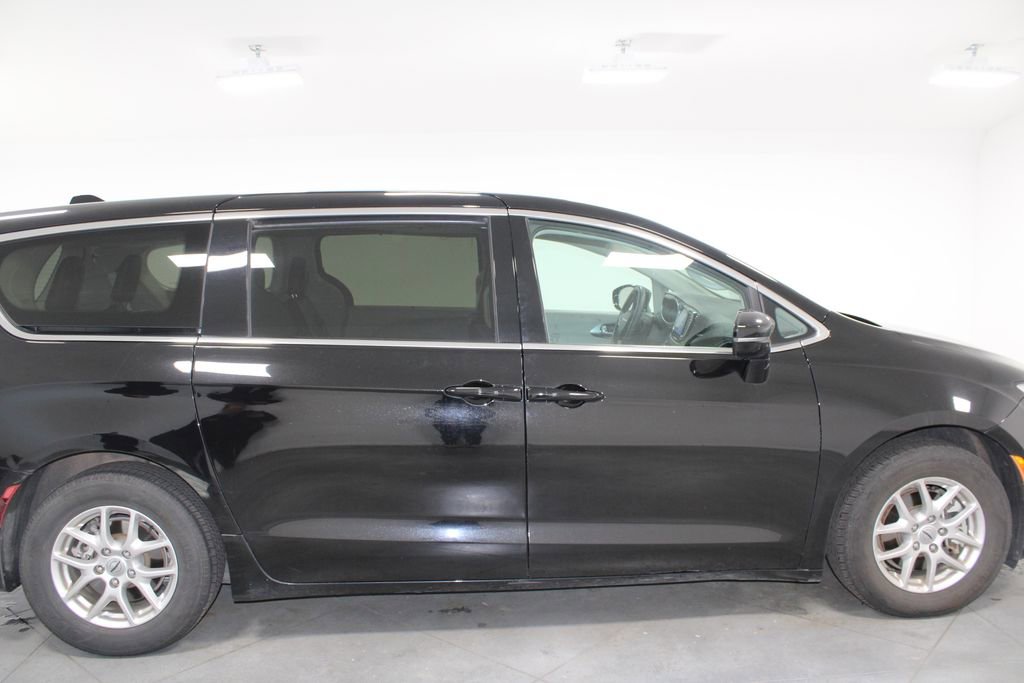 Used 2024 Chrysler Pacifica Touring-L image 11