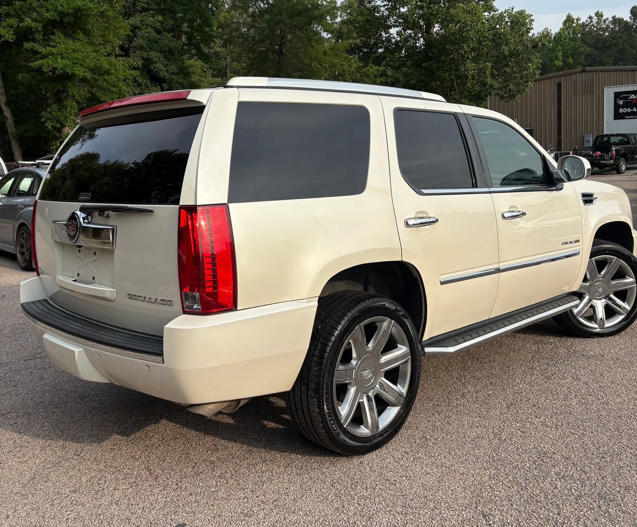 Used 2011 Cadillac Escalade Premium AWD/4WD image 6