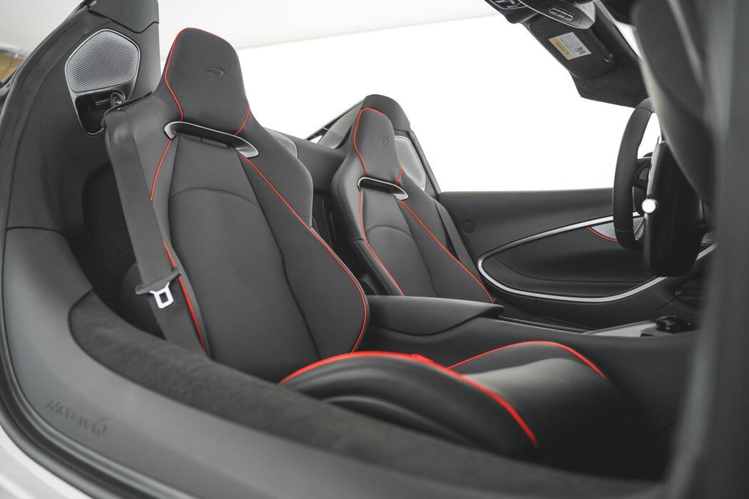 Used 2025 McLaren Artura Spider RWD image 37