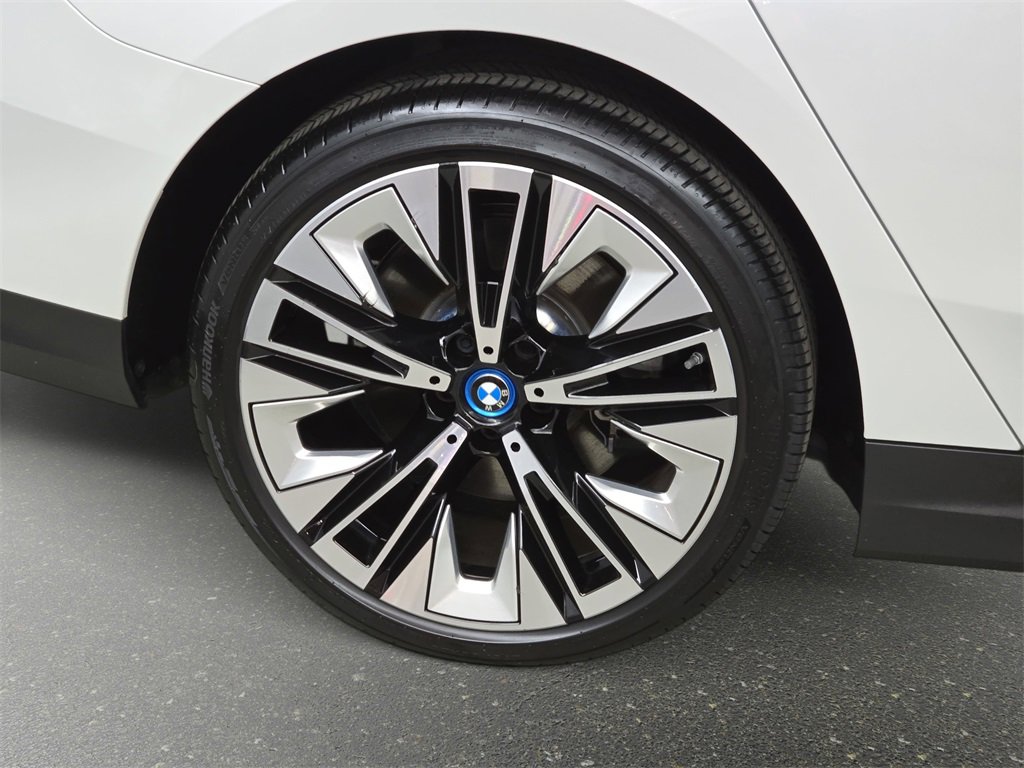 Used 2025 BMW i5 xDrive40 w/ Premium Package image 35