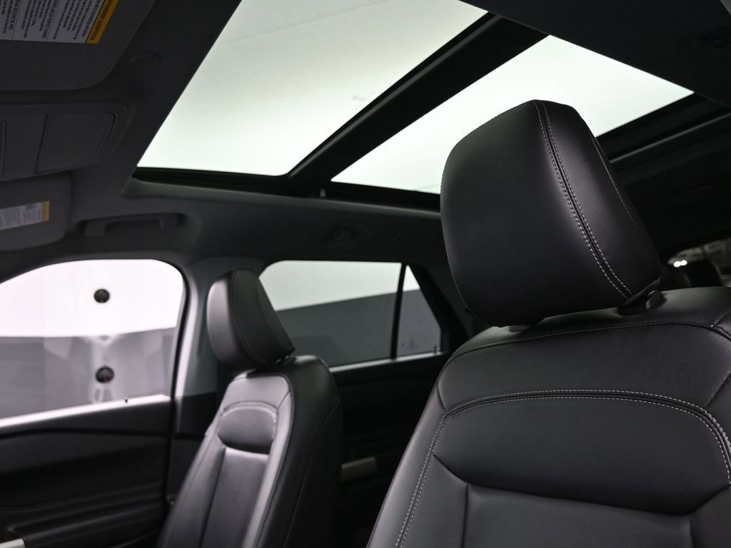 Used 2022 Ford Explorer XLT w/ Equipment Group 202A image 18