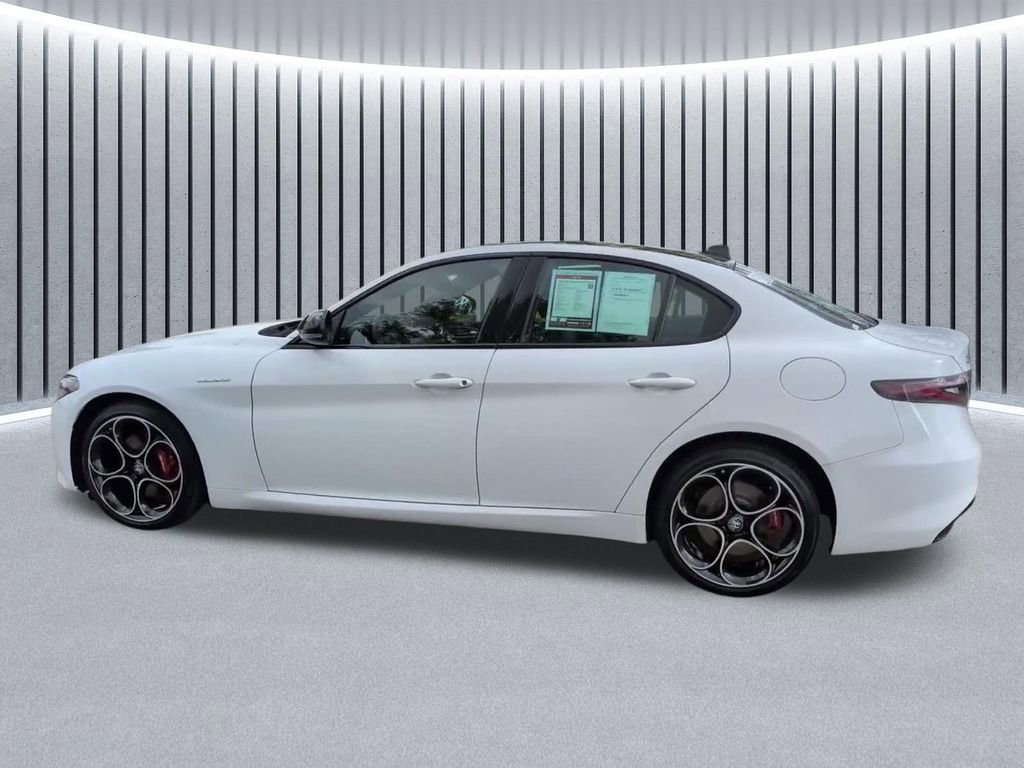 Used 2024 Alfa Romeo Giulia Veloce AWD/4WD image 16