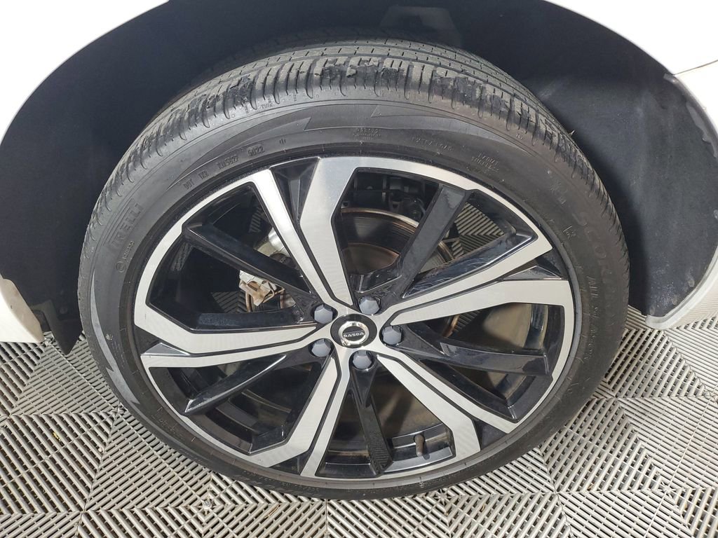 Used 2023 Volvo XC60 B5 Ultimate w/ Climate Package FWD image 11