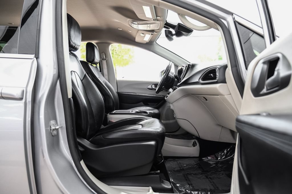 Used 2021 Chrysler Pacifica Touring-L FWD image 37