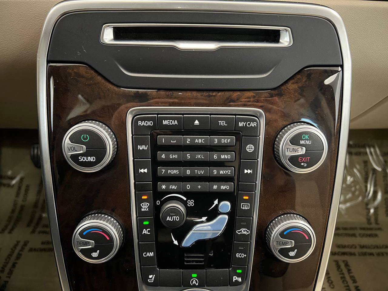 Used 2016 Volvo XC70 T5 Premier w/ Proximity Package FWD image 21