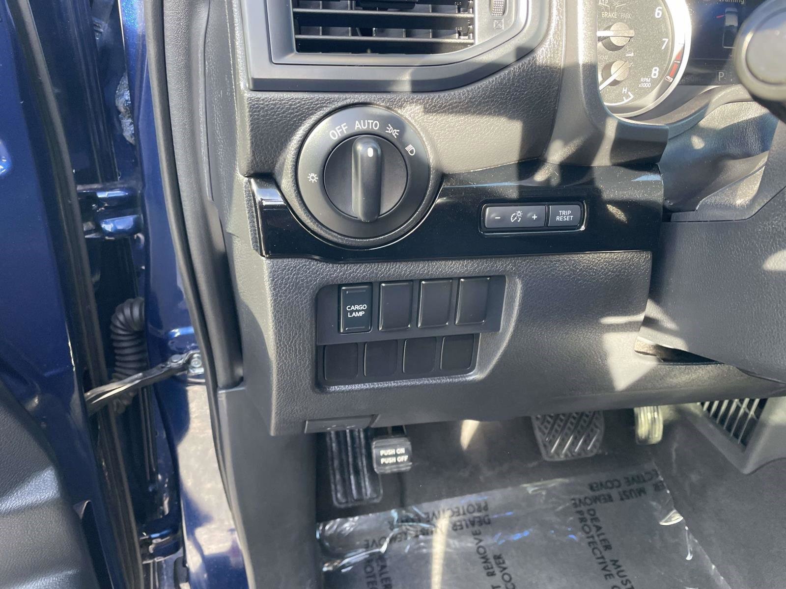 Used 2022 Nissan Titan SV AWD/4WD image 25