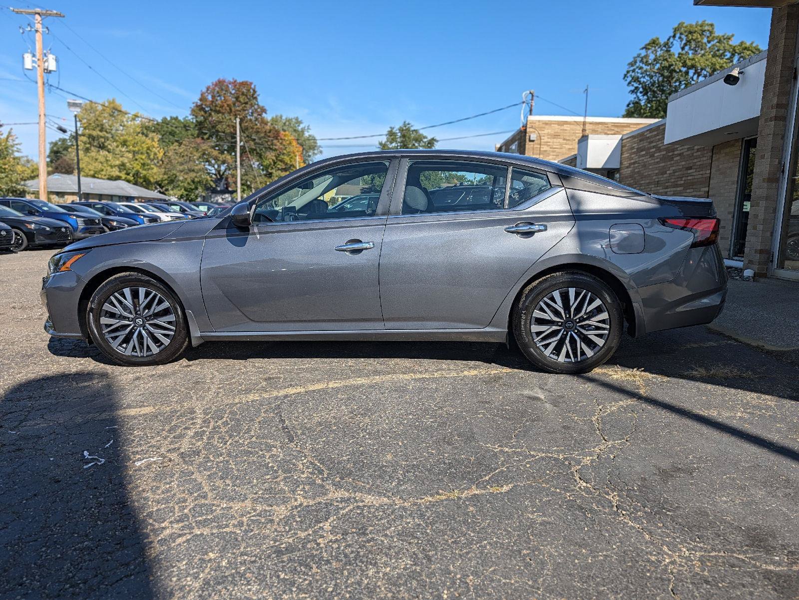 Used 2024 Nissan Altima 2.5 SV w/ SV Premium Package FWD image 7