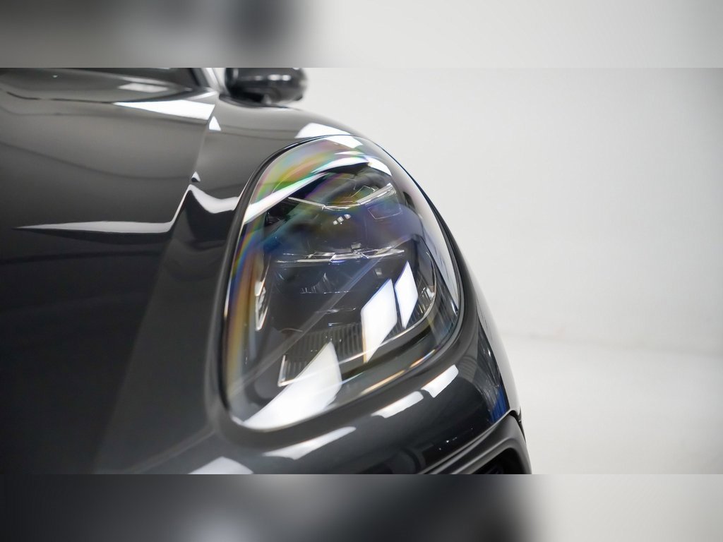 Certified 2025 Porsche Macan image 7