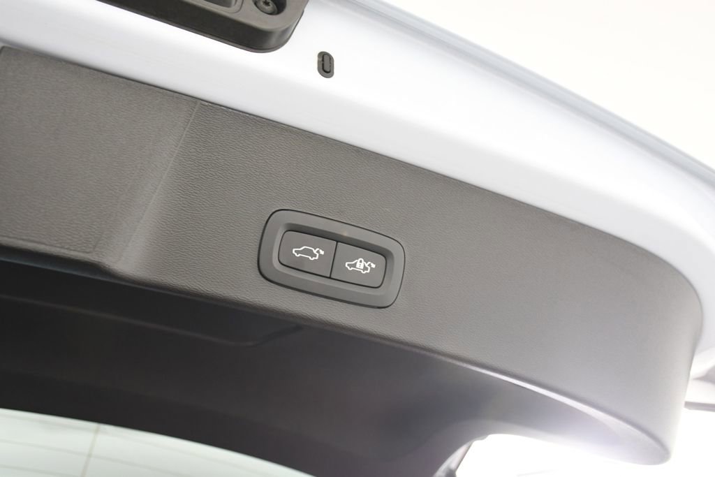 Used 2025 Volvo XC40 B5 Core image 25