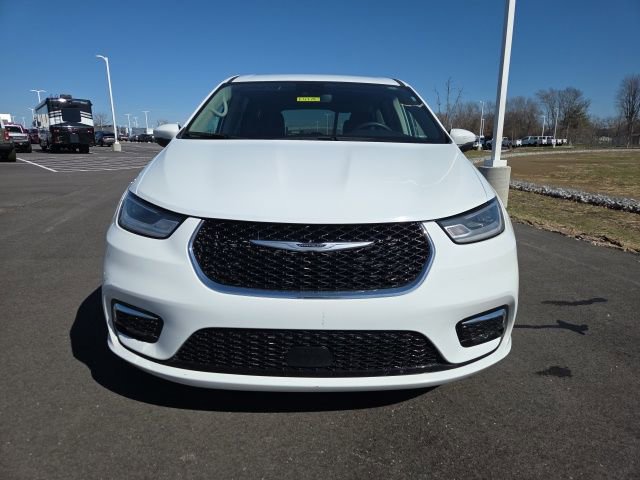 Used 2023 Chrysler Pacifica Touring-L image 4