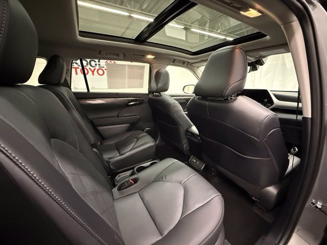 Certified 2025 Toyota Highlander Platinum AWD/4WD image 8