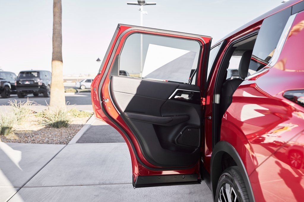 New 2025 Mitsubishi Outlander SE image 15