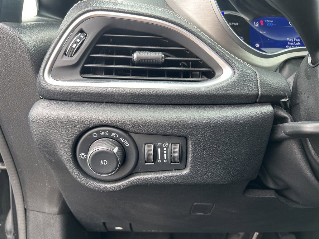 Used 2024 Chrysler Pacifica Premium image 22