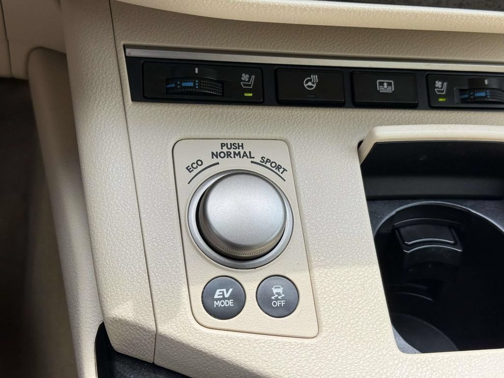 Used 2013 Lexus ES 300h w/ Luxury Pkg FWD image 24