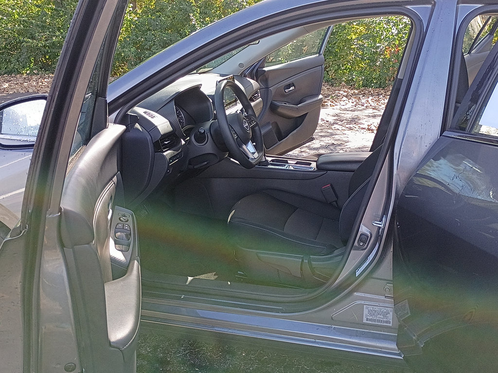 Used 2025 Nissan Sentra SV FWD image 11
