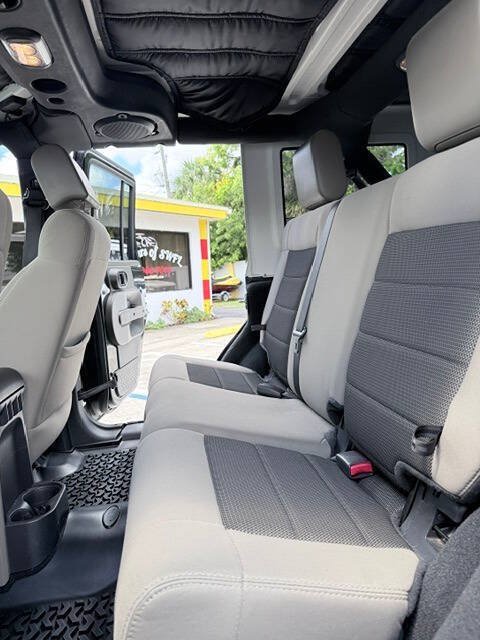 Used 2010 Jeep Wrangler Unlimited Rubicon AWD/4WD image 11