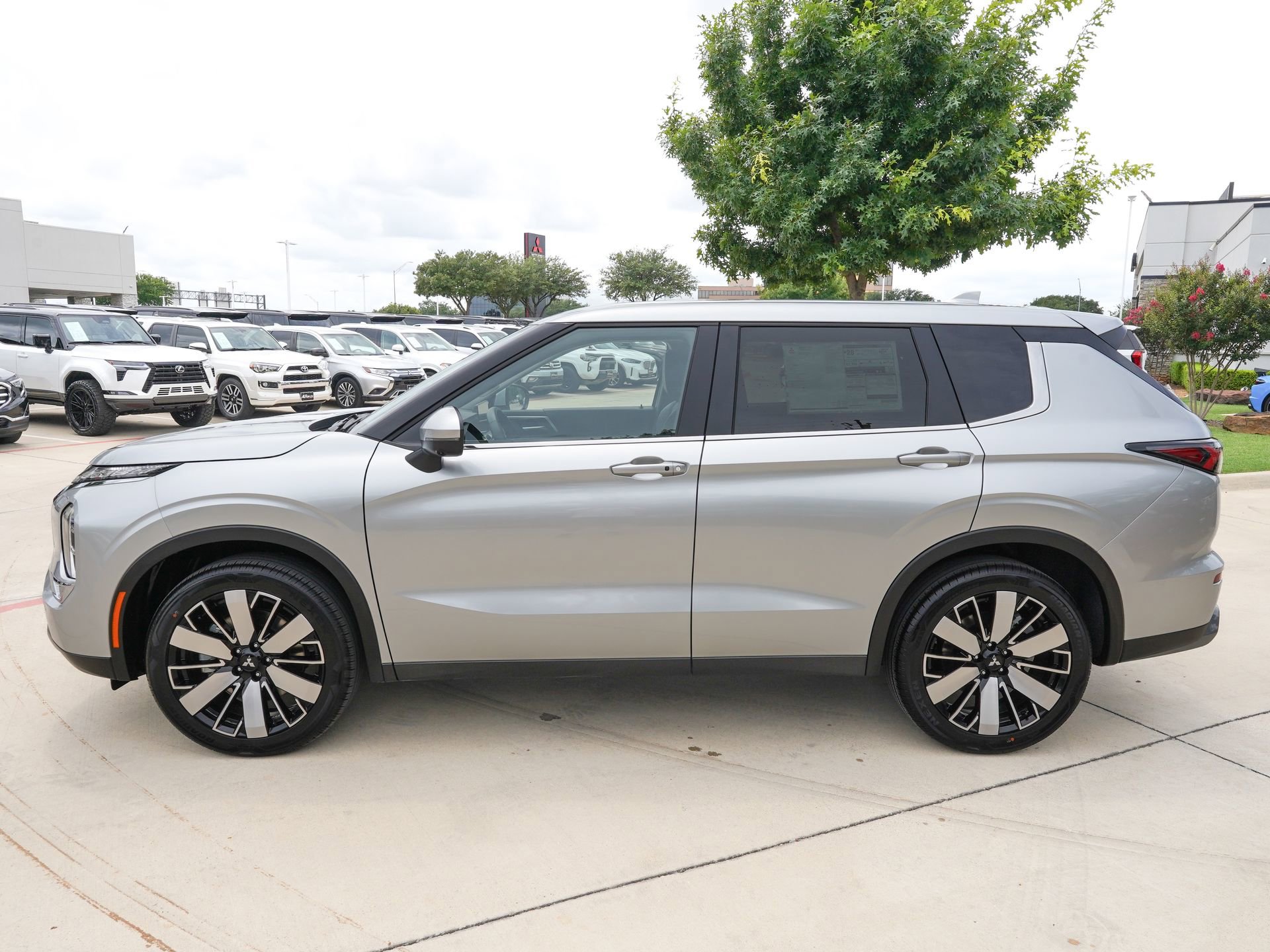 New 2026 Mitsubishi Outlander SE FWD image 6