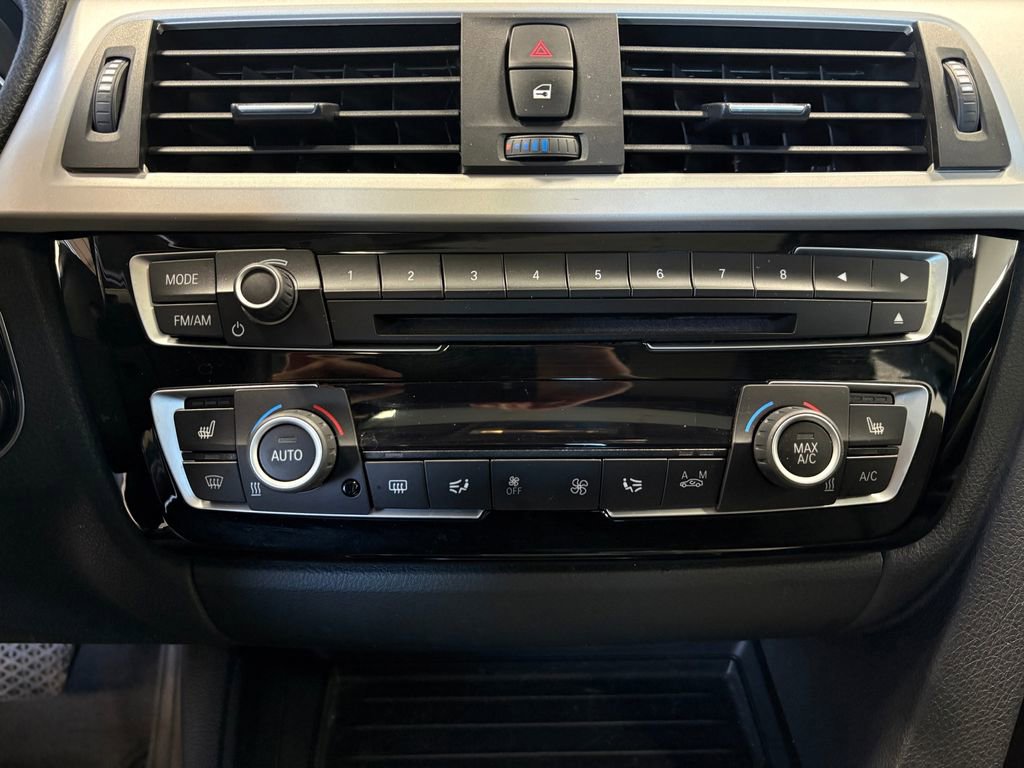 Used 2018 BMW 320i xDrive Sedan w/ Convenience Package AWD/4WD image 17