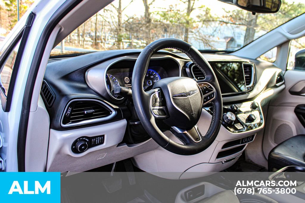 Used 2023 Chrysler Pacifica Touring-L image 25