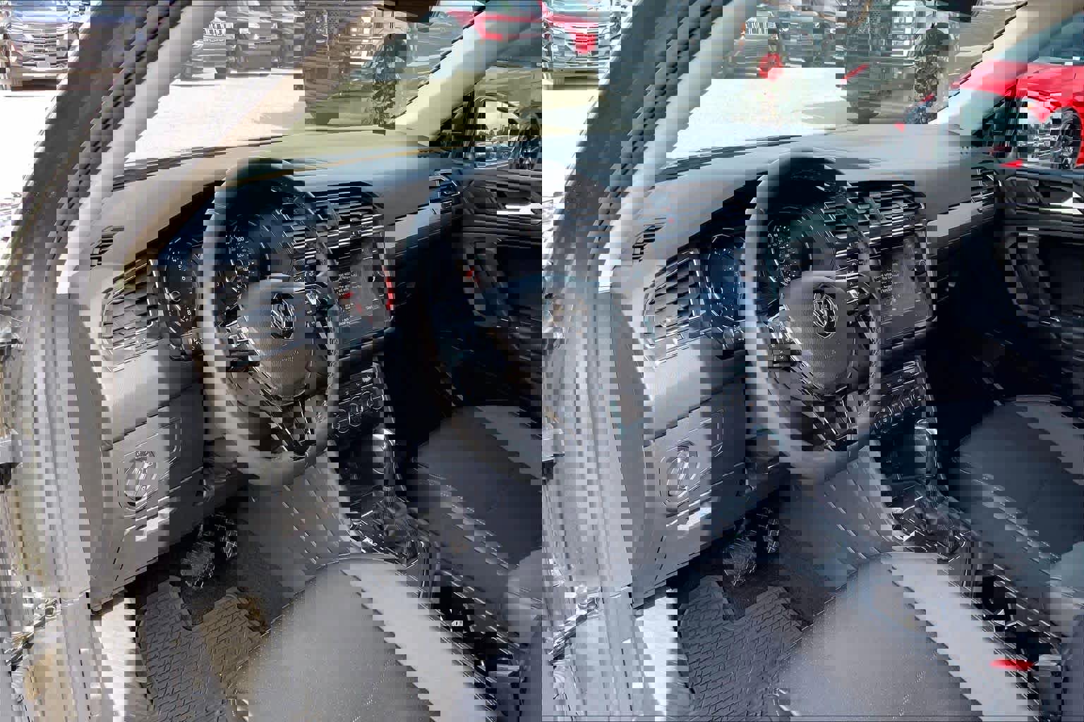 Used 2020 Volkswagen Tiguan SE image 18