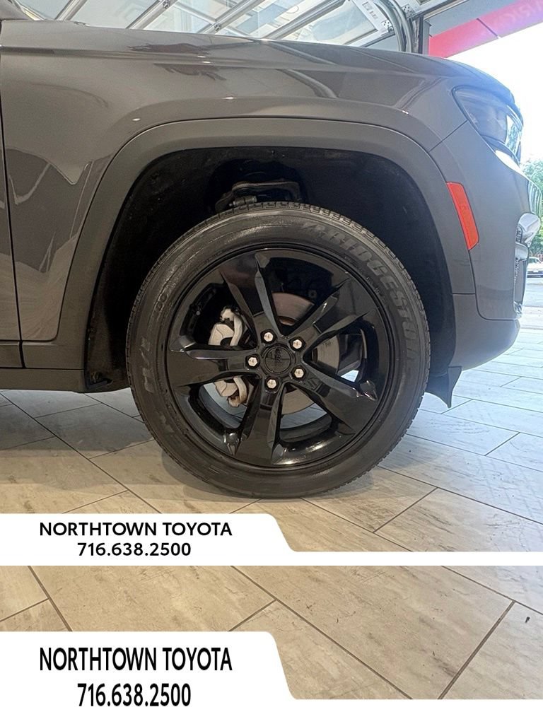 Used 2023 Jeep Grand Cherokee Altitude AWD/4WD image 24