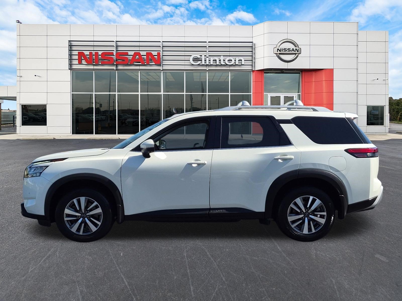 Used 2023 Nissan Pathfinder SL w/ Lighting Package (N92) FWD image 6