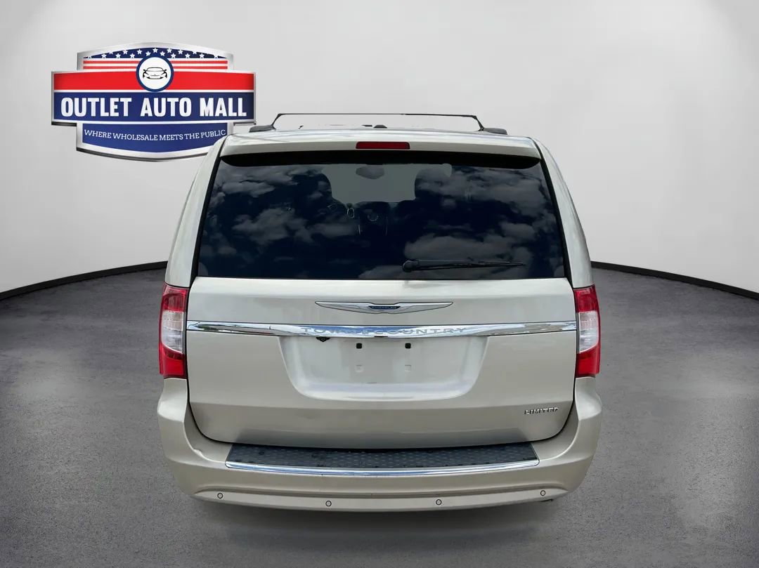 Used 2014 Chrysler Town & Country Limited w/ Luxury Group FWD image 4