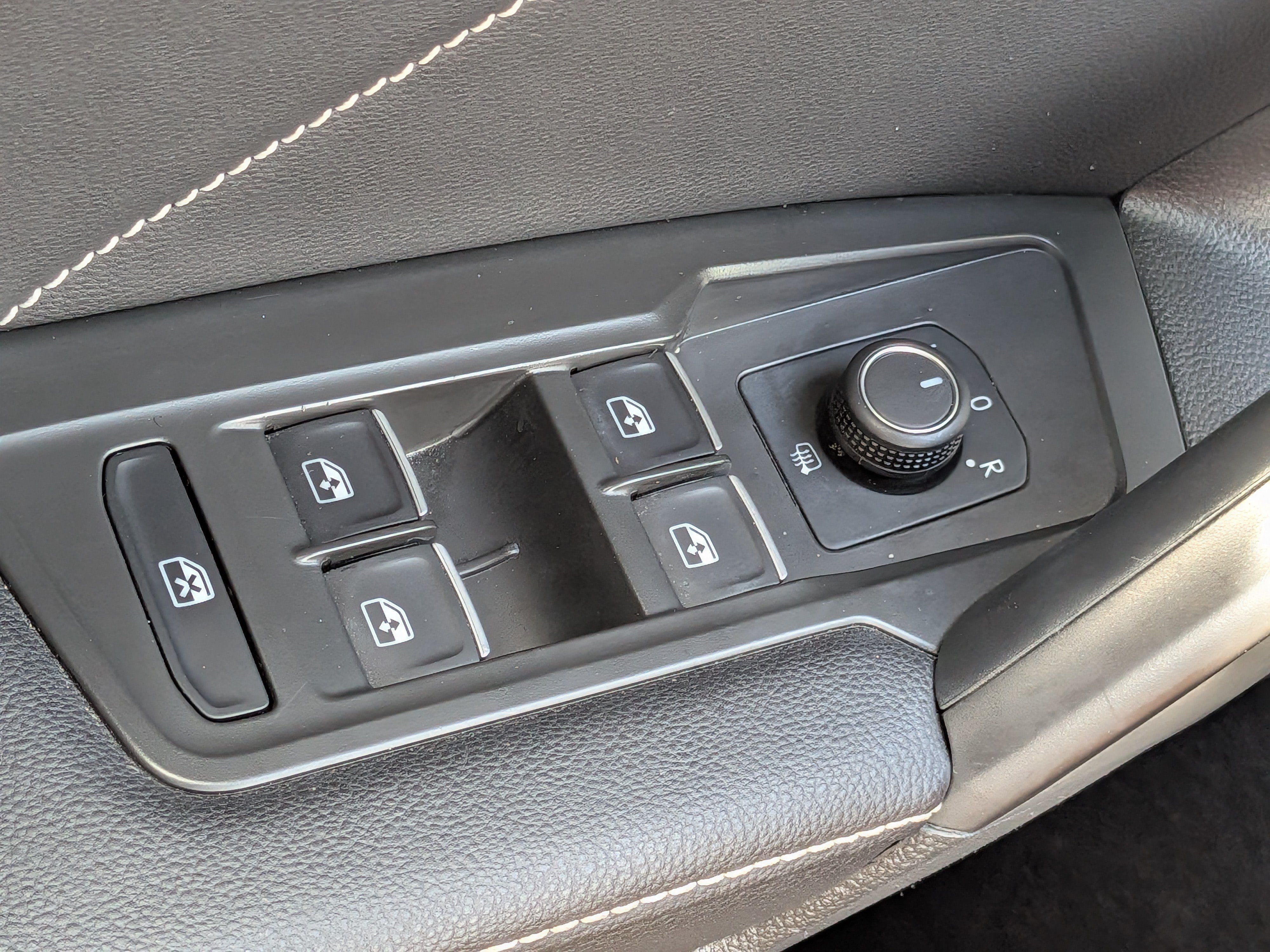 Certified 2023 Volkswagen Tiguan SE R-Line FWD image 25