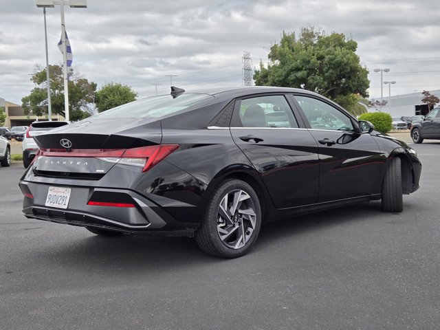 Used 2025 Hyundai Elantra Limited FWD image 4