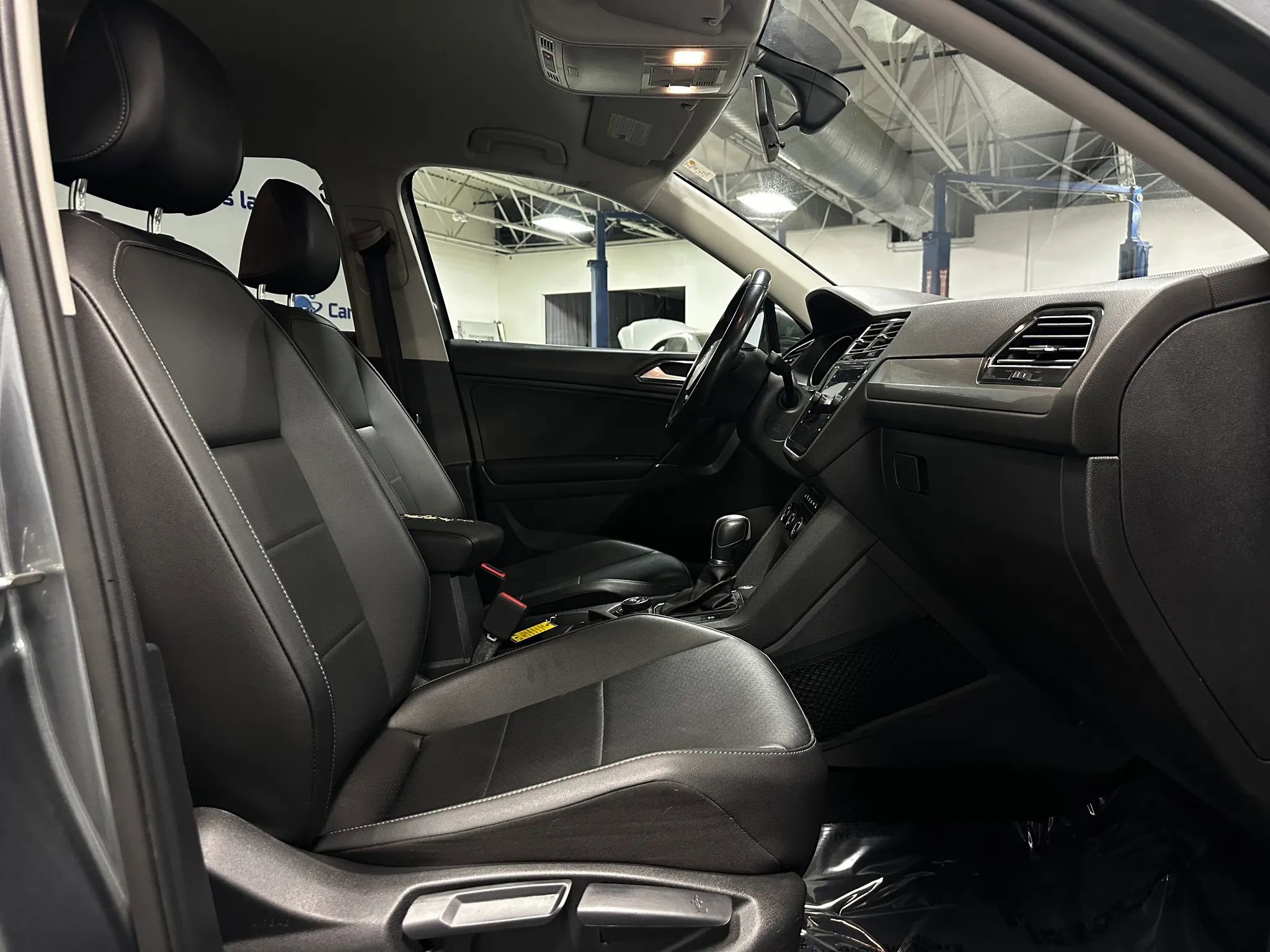 Used 2018 Volkswagen Tiguan SE AWD/4WD image 24