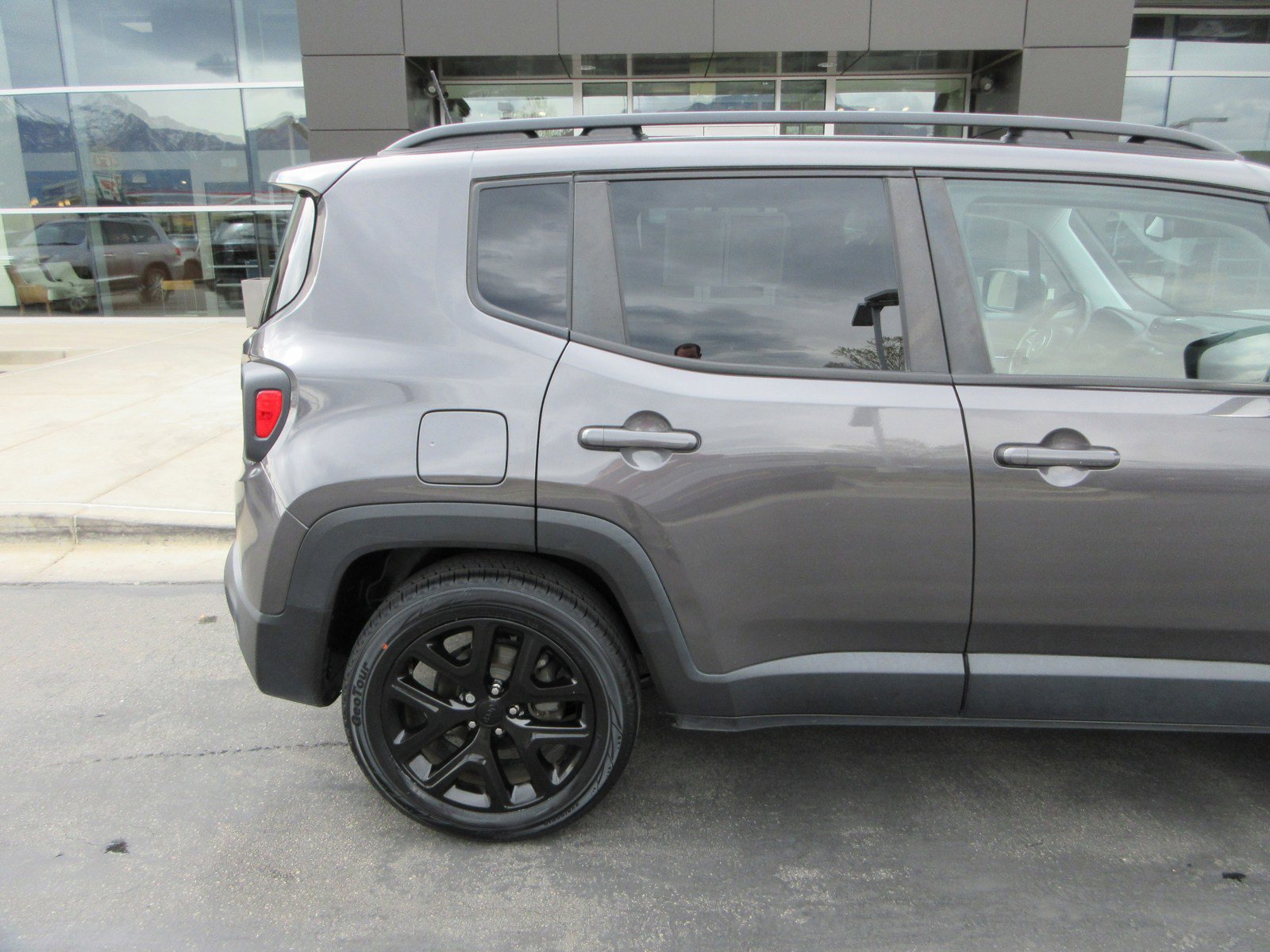 Used 2018 Jeep Renegade Altitude w/ UConnect 8.4 Nav Group FWD image 11