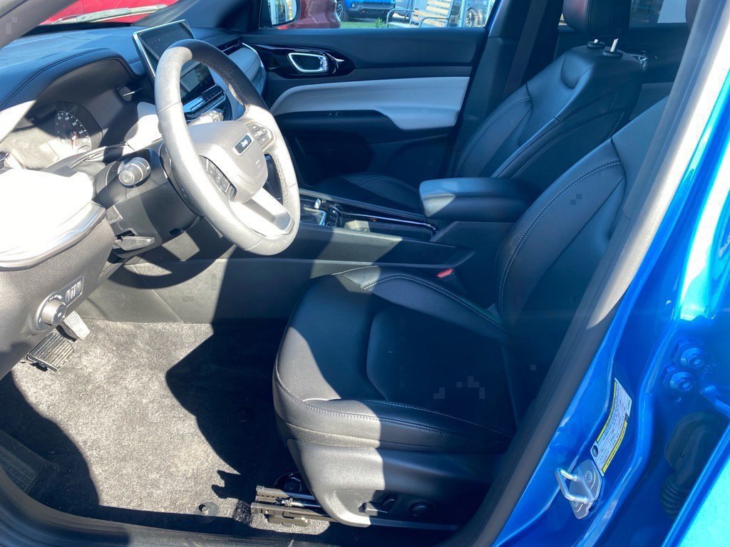 Used 2025 Jeep Compass Limited image 9