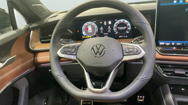 New 2026 Volkswagen Tiguan SEL R-Line AWD/4WD image 23